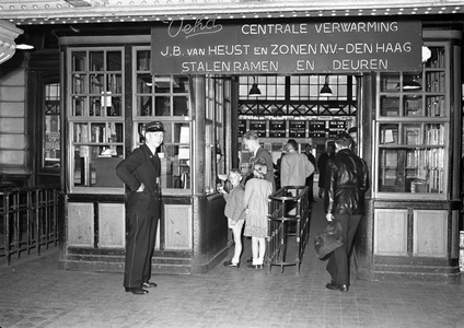 803549 Afbeelding van de in- en uitgangscontrole van het N.S.-station Den Haag H.S. te Den Haag.